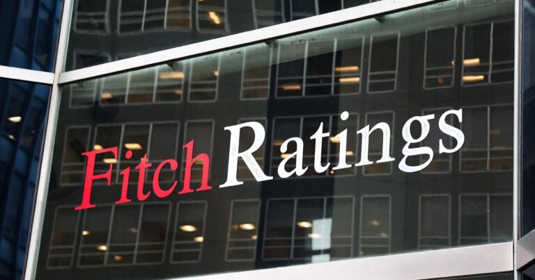 Fitch declassa la Francia. "L'instabilità politica rallenta il risanamento"