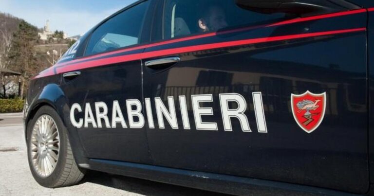 Si schianta con la sua auto contro un albero, muore 21enne