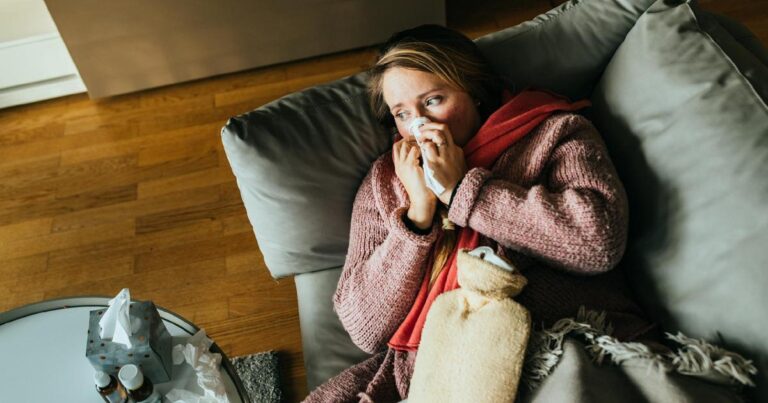 Aumentano i casi di Covid e arriva l’influenza. Gli esperti: “I vaccini salvano la vita”