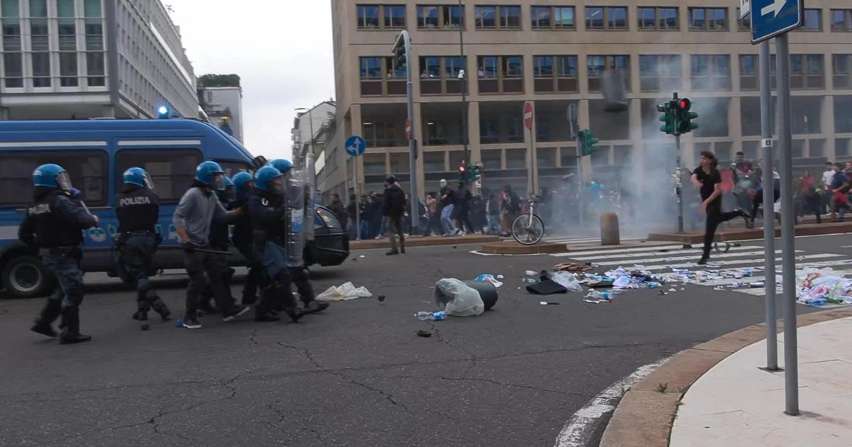 Scontri a Milano: sassaiola dei manifestanti, la polizia indietreggia