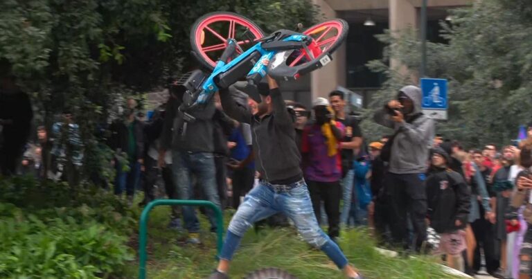 Caos a Milano: scontri tra polizia e manifestanti, volano biciclette, cestini e fumogeni