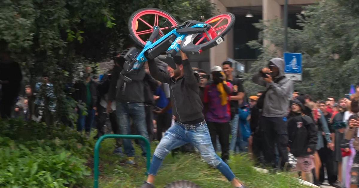 Caos a Milano: scontri tra polizia e manifestanti, volano biciclette, cestini e fumogeni