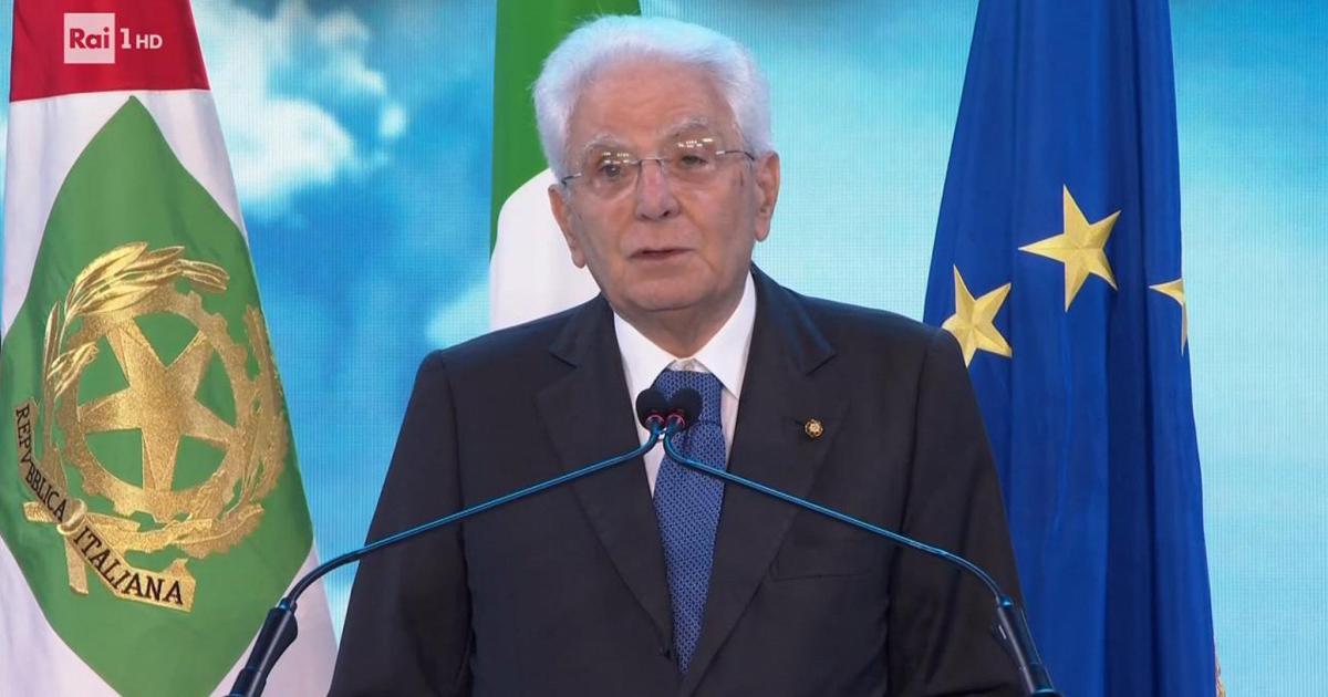 Mattarella a Bagnoli per l'avvio dell'anno scolastico: "La scuola sia aperta e integri tutti"