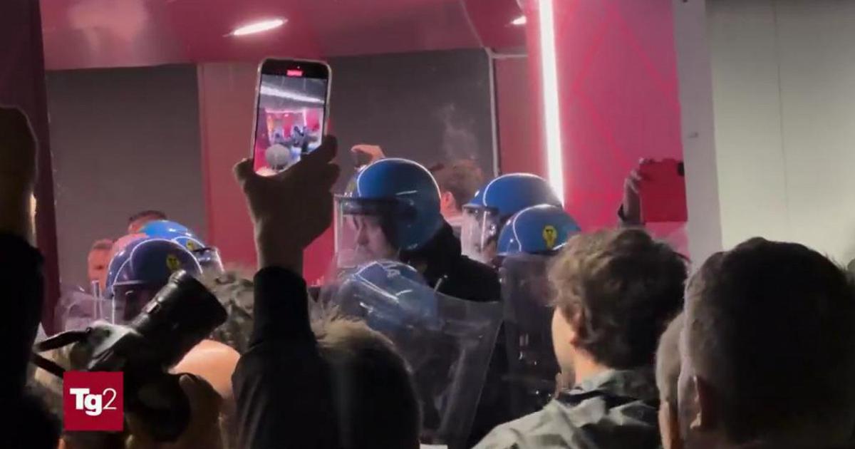 Resistenza, lesioni e danneggiamenti: 5 arresti e 3 denunce per gli scontri a Milano